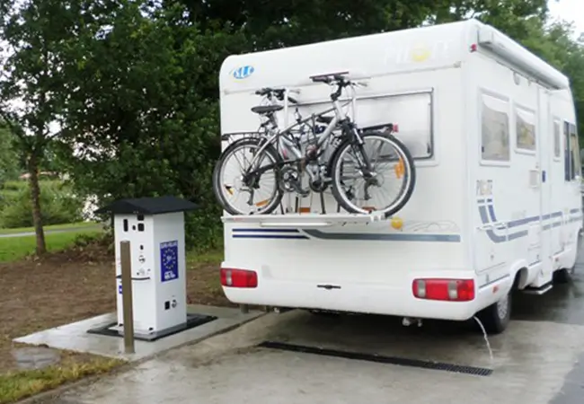 Wohnmobil an einer Servicestation