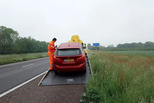 Auto mit Panne am Straßenrand