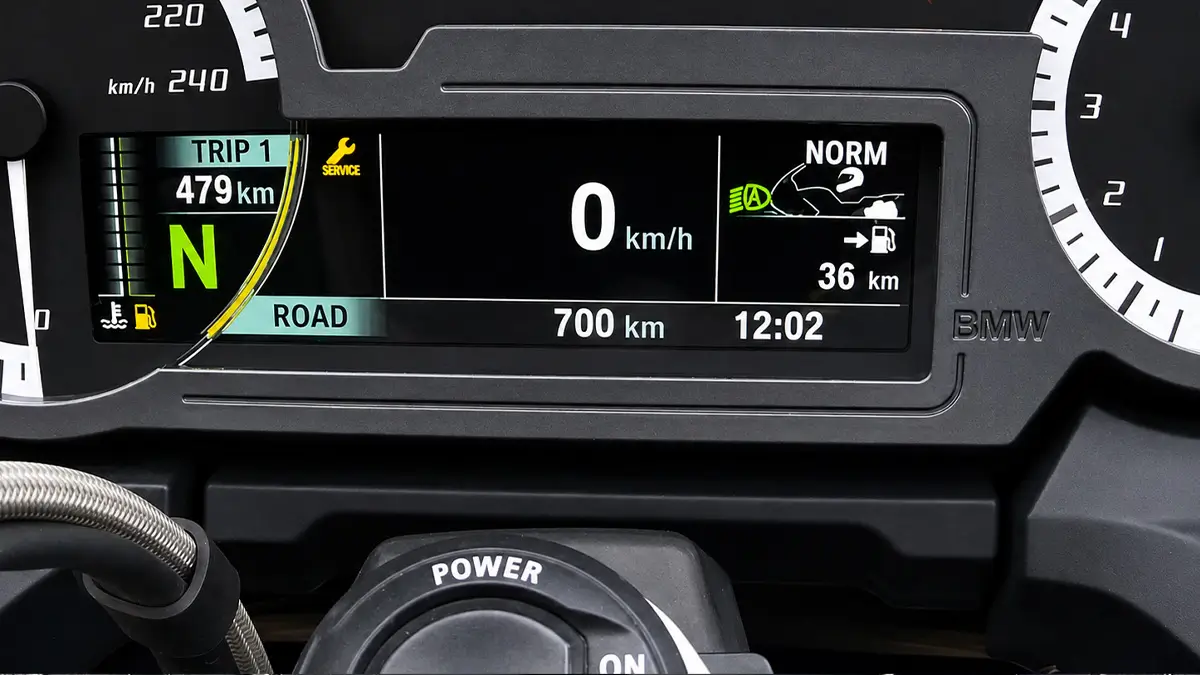 Ölwechselanzeige auf dem Armaturenbrett eines BMW-Motorrads