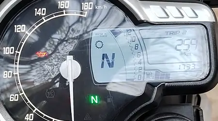 Ölwechselanzeige bei einem Triumph-Motorrad